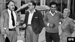 Hemingway y Mary Welsh en Italia, en 1949, con dos periodistas italianos.