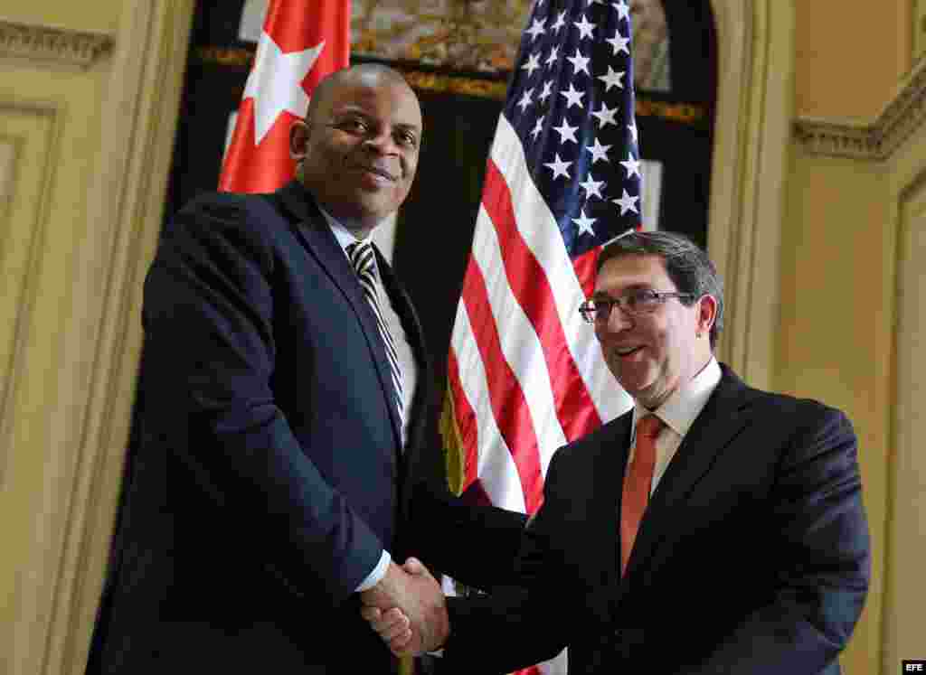 Bruno Rodríguez (d) saluda al secretario estadounidense de Transporte, Anthony R. Foxx (i), quien se encuentra en una visita oficial por un día a la isla.