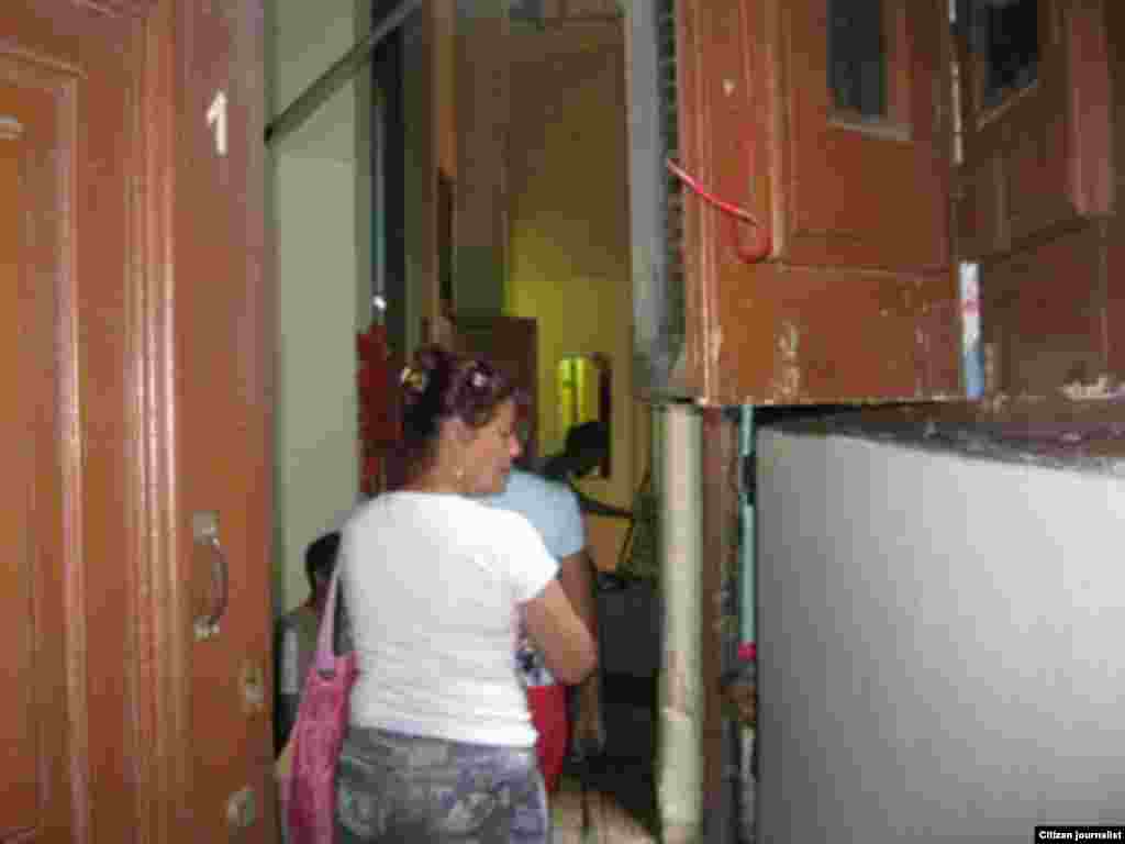 Condiciones de un edificio en el municipio Diez de Octubre, en La Habana donde catorce familias están expuestas a morir aplastadas por un derrumbe.