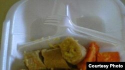 Una muestra de los alimentos que les dan en la prisión de Inmigración.