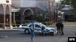 Archivo - Sitio del tiroteo en North Tucson, Arizona (EE.UU.), donde fue herida la excongresista Gabrielle Giffords en un centro comercial .