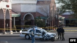Archivo - Sitio del tiroteo en North Tucson, Arizona (EE.UU.), donde fue herida la excongresista Gabrielle Giffords en el centro comercial. Archivo.