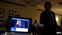 ARCHIVO. Reporteros graban al presidente de Estados Unidos, Barack Obama, a través de una pantalla de computador.