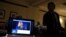 ARCHIVO. Reporteros graban al presidente de Estados Unidos, Barack Obama, a través de una pantalla de computador.
