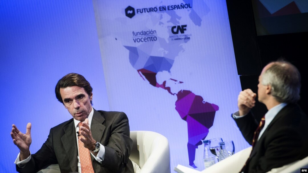 José María Aznar durante su participación en una charla coloquio con el periodista colombiano Juan Carlos Iragorri (i-d).