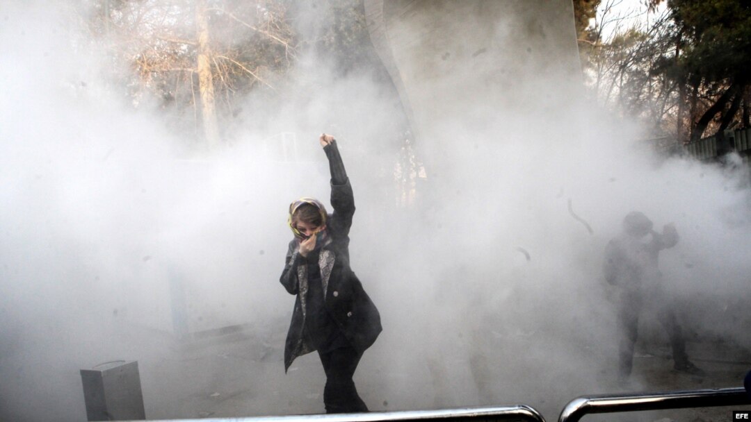 Estudiantes iraníes se enfrentan a la policía durante las protestas en los alrededores de la Universidad de Teherán. 