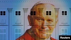 Una imagen del papa Juan Pablo II en la fachada del palacio presidencial en Varsovia, Polonia, el 9 de marzo de 2023. (REUTERS/Kuba Stezycki/File Photo).