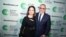 El matrimonio Estefan, Gloria y Emilio, durante la entrega de un premio que se les otorgó este año en Miami.