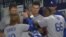 Yasiel Puig (d) y otros jugadores de los Dodgers felicitan al japonés Maeda.