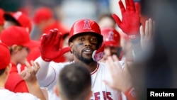 El habanero Jorge Soler es felicitado por sus compañeros tras conectar jonrón.