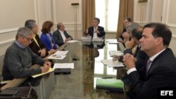 El mandatario colombiano, Juan Manuel Santos (c), se reúne con el jefe del equipo negociador del Gobierno, Humberto de la Calle (c-i) y con el Alto Comisionado para la Paz, Sergio Jaramillo (c-d), entre otras autoridades.