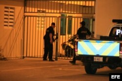 Agentes de policía de la Comisaría de Macuarima en Santa Cruz (Aruba) el viernes 25 de julio de 2014, donde esta detenido bajo estrictas medidas de seguridad Hugo Carvajal Barrios