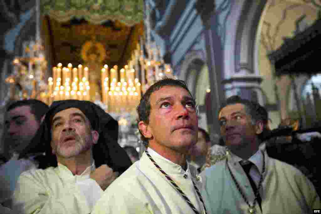 Antonio Banderas (c) frente al trono de la Virgen María Santísma de Lágrimas y Favores de la cofradía de las Fusionadas.