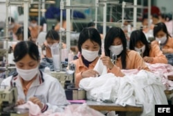 Decenas de mujeres trabajan en una fábrica textil en Hanoi (Vietnam).