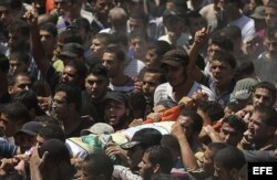Cientos de seguidores de Hamás participan en el funeral de tres de sus comandantes más importantes, Muhamad Abu Shamala, Raed al-Attar y Mohmad Barhoum, en Rafah, al sur de la Franja de Gaza.