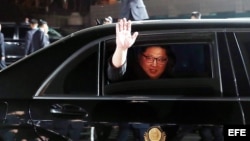 Kim Jong-un saluda a la salida de la reunión con el presidente surcoreano, Moon Jae-In.