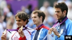 De izquierda a derecha, el suizo Roger Federer, plata; el británico Andy Murray, oro; y el argentino Juan Martín del Potro, bronce, hoy, 5 de agosto de 2012, en Wimbledon.EFE//Kai Försterling