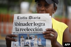 Vendedora de periódicos en la calle el día después de las elecciones. May 20, 2024.(Photo by Federico PARRA / AFP)