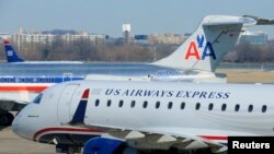 Aviones de US Airways y American Airlines en el aeropuerto Ronald Reagan en Arlington, Virginia, EE UU. 