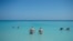 Unos turistas disfrutan de la playa en Varadero, Cuba, el 12 de mayo de 2019. Fotografía tomada el 12 de mayo de 2019. REUTERS/Alexandre Meneghini