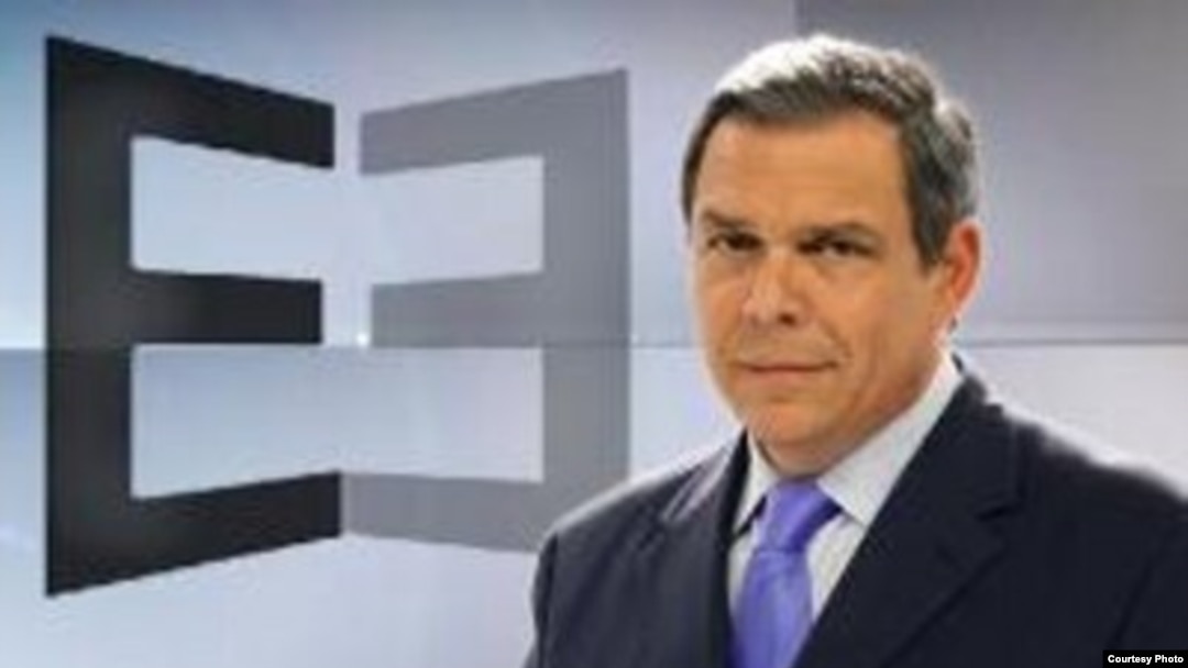 El periodista cubano Juan Manuel Cao, actualmente conduce el programa El Espejo de AméricaTevé.