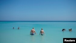 Turistas disfrutan la playa en Varadero, Cuba. 