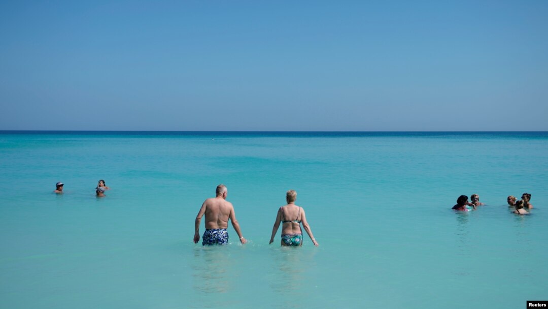 Turistas disfrutan la playa en Varadero, Cuba. (REUTERS/Alexandre Meneghini)