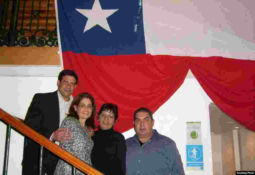 Urbano González junto a su familia en Chile. De izquierda a derecha, cuñado, hermana, madre y él.