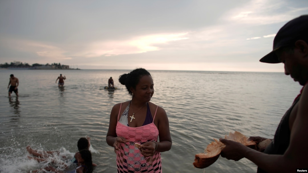Cubanos en la playa tras la reapertura. REUTERS/Alexandre Meneghini