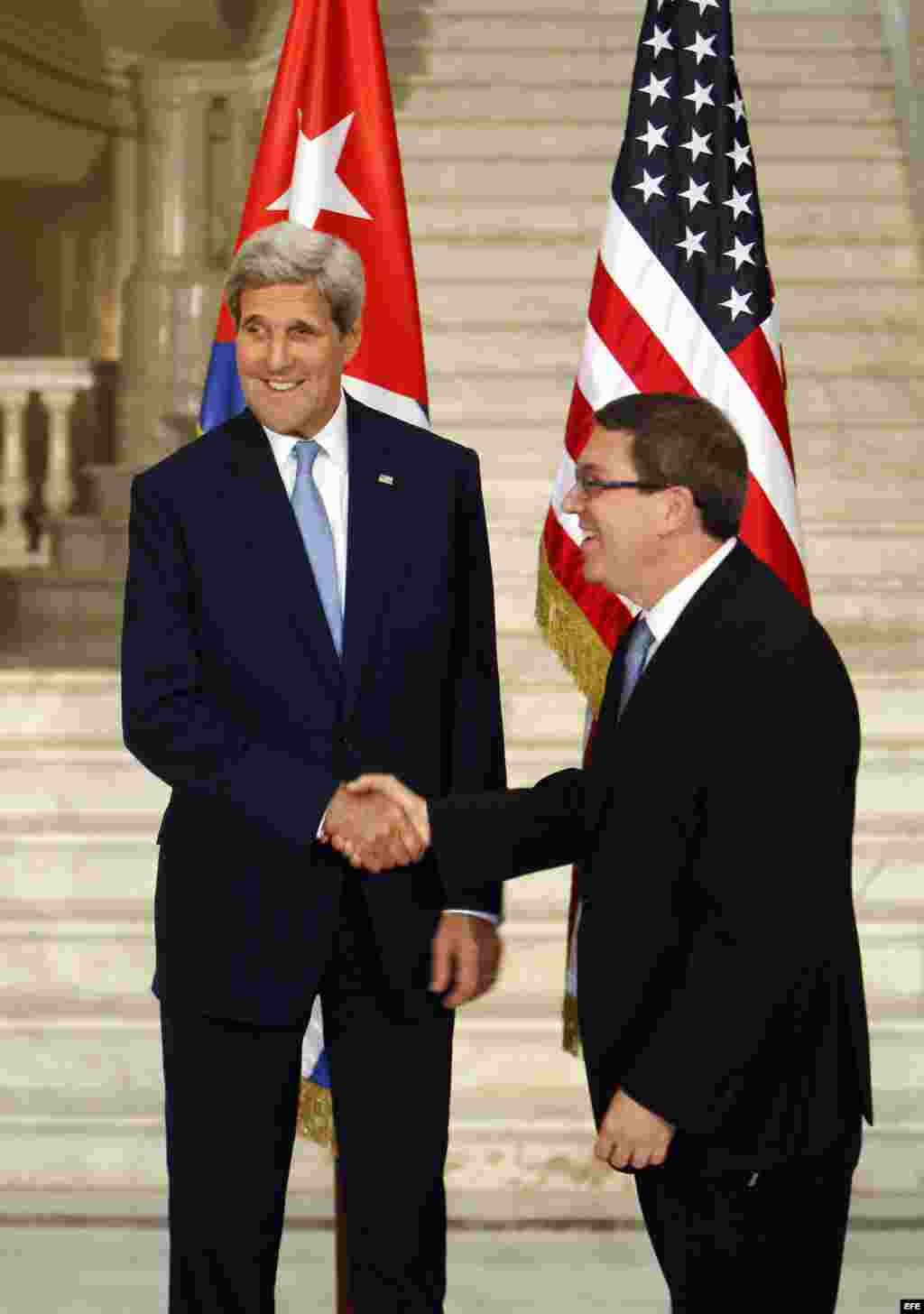 John Kerry y Bruno Rodríguez (i-d).