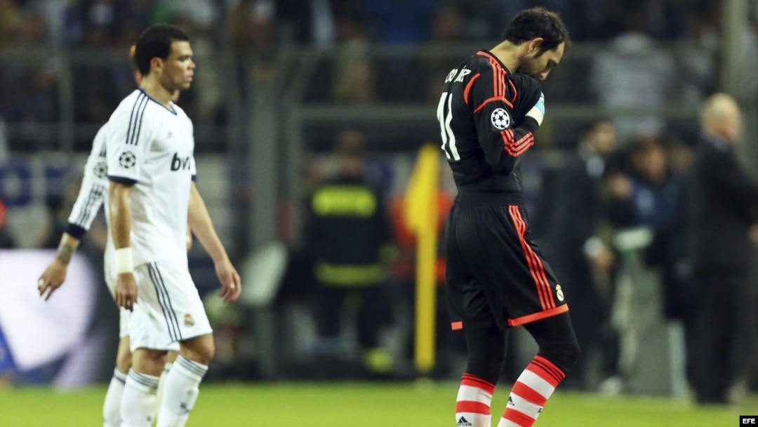 Los jugadores del Real Madrid Diego López (d) y Pepe, al término del partido de ida de las semifinales de la Liga de Campeones ante el Borussia Dortmund. 