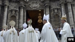 Un grupo de cardenales y obispos católicos en la Catedral de La Habana. 