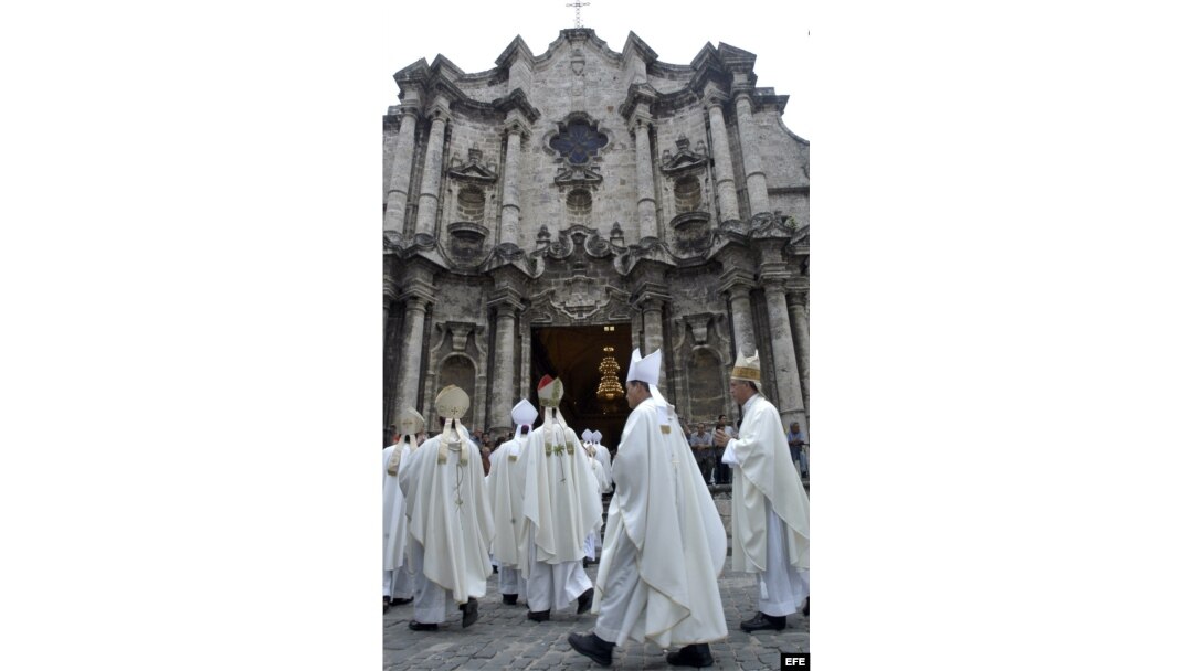 Un grupo de cardenales y obispos católicos.
