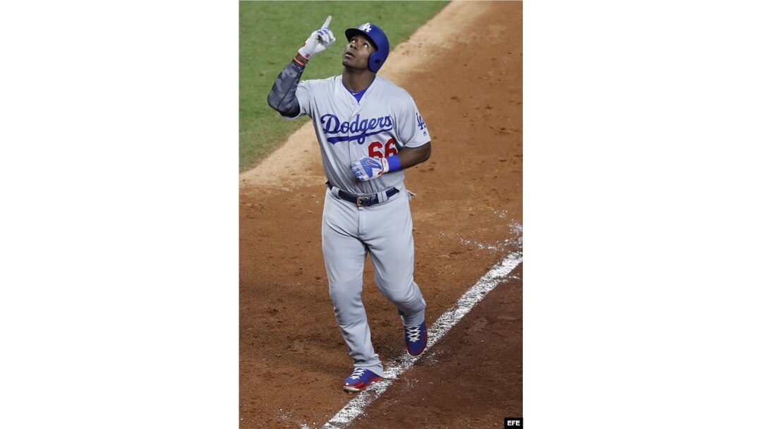 Yasiel Puig tras conectar un jonrón en el noveno inning.