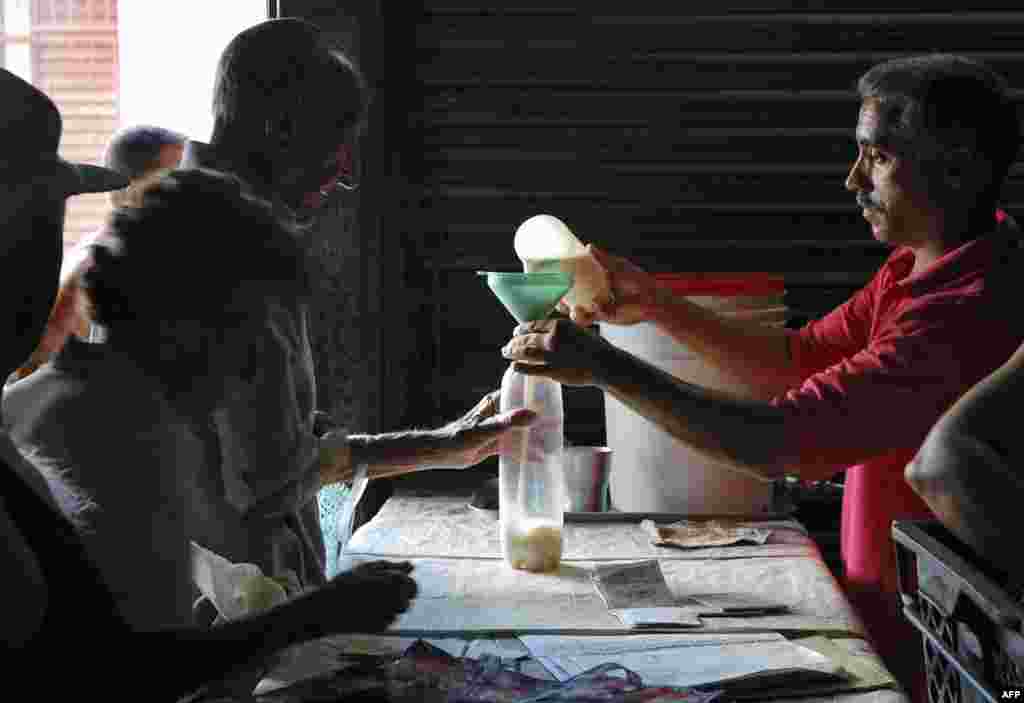 Un hombre compra leche en una bodega de Cuba.&nbsp;Un tercio de la población come dos o menos veces por día.&nbsp;&nbsp;AFP PHOTO / STR