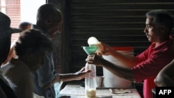 Un hombre compra leche en una bodega de Cuba. Foto Archivo.