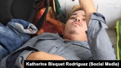 El activista Adrián Rubio Santos cuando estaba acuartelado en la sede del Movimiento San Isidro, en La Habana, exigiendo la libertad de Denis Solís.