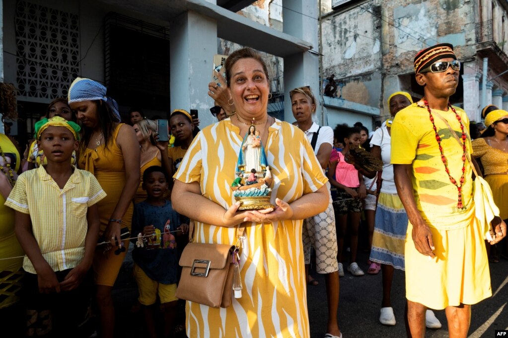 Creyentes de la Virgen de la Caridad, sincretizada en la religión yoruba con Oshún, participan en una procesión en La Habana durante las celebraciones en Cuba, el 8 de septiembre de 2023. (Foto de YAMIL LAGE / AFP)