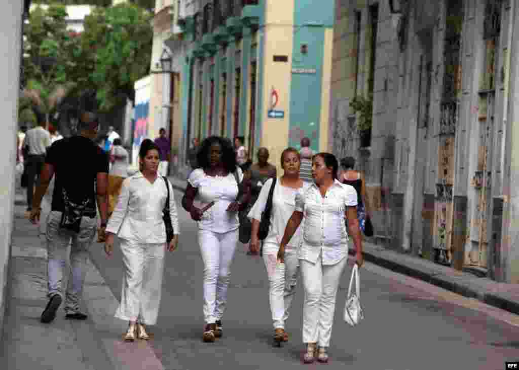 De izquierda a derecha, la hija de la fallecida opositora Laura Poll&aacute;n, Laura Mar&iacute;a Labrada (i), Berta Soler, Odalys Sanabria y Magalis Norbi.