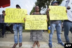 Venezolanos en Cúcuta celebran la llegada de la ayuda humanitaria y protestan contra Maduro.