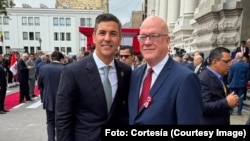 El coordinador general de la Asamblea de la Resistencia Cubana, Orlando Gutiérrez Boronat junto al presidente de Paraguay, Santiago Peña