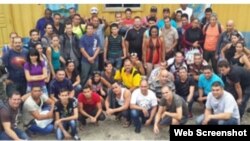 Grupo de 54 cubanos indocumentados detenidos en Honduras.