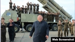 Kim Jong Un celebra el lanzamiento del misil, en esta foto publicada por diario oficial norcoreano. (Captura de imagen/Rodong Sinmun)