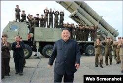 Kim Jong Un celebra el lanzamiento del misil, en esta foto publicada por diario oficial norcoreano. (Captura de imagen/Rodong Sinmun)