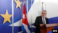 El embajador de la Unión Europea en Cuba, Hernán Portocarero, habla a la prensa en FIHAV 2016.