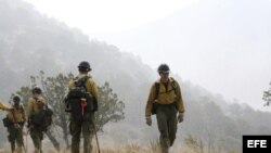 Imagen cedida por el Servicio Forestal de los Estados Unidos hoy, lunes 1 de julio de 2013, que muestra a miembros del retén "Granite Mountain Hotshots" durante una operación realizada en Mogollón (Nuevo México), Estados Unidos, el pasado 2 de junio de 20