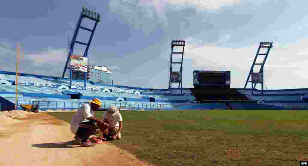 Labores de reparación en el Latino para el encuentro de una selección cubana de béisbol y el equipo Tampa Bay de las Grandes Ligas. 