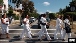 Damas de Blanco desfilan por la Quinta Avenida