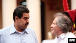 Nicolás Maduro (i) , hablando con el canciller uruguayo, Luis Almagro (d), durante una visita al Museo de la Revolución.