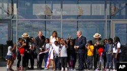 La primera dama de Estados Unidos, Melania Trump, participa en una ceremonia de corte de listón para reabrir el monumento a Washington, el jueves 19 de septiembre de 2019 en Washington. (AP Foto/Patrick Semansky)